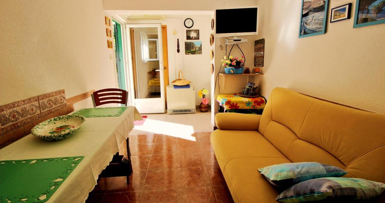 Seaside Apartment Omiš Esterno foto